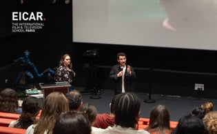 photo de François Julien Piednoir et Julie Torkomyan devant les étudiants EICAR