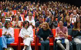 La réalisatrice Diane Kurys, assise aux côtés des étudiants lors de la projection de Moi qui t’aimais