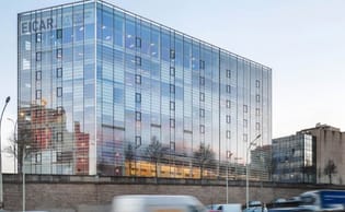 Le campus EICAR de Paris Porte d’Ivry, bâtiment à façade vitrée