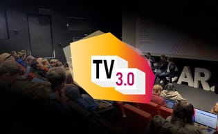 Conférence TV3.0 dans la salle de cinéma d'EICAR, public et intervenants sur scène