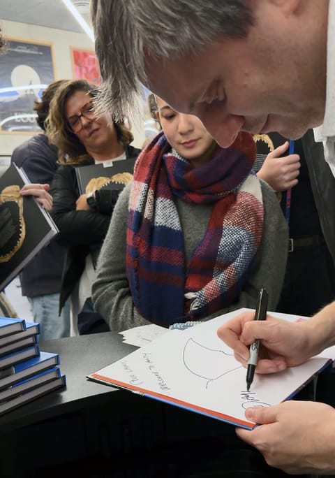 Damien Maric dédicace un livre aux étudiants d’EICAR à l’issue de la Masterclass consacrée aux Dents de la mer