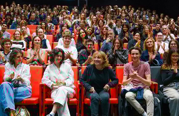La réalisatrice Diane Kurys, assise aux côtés des étudiants lors de la projection de Moi qui t’aimais