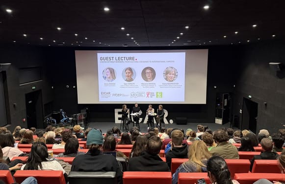 Les étudiants d’EICAR réunis dans la salle de cinéma du campus de Paris pour la Guest Lecture