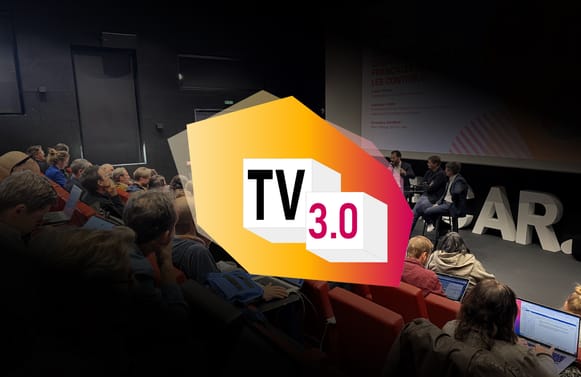 Logo TV3.0 sur une photo du public réuni dans la salle de cinéma d’EICAR, à Paris