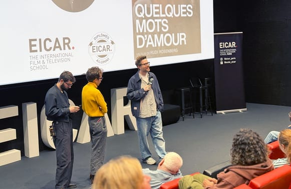 Rudi Rosenberg, micro en main, devant l’écran de projection de Quelques mots d’amour à EICAR