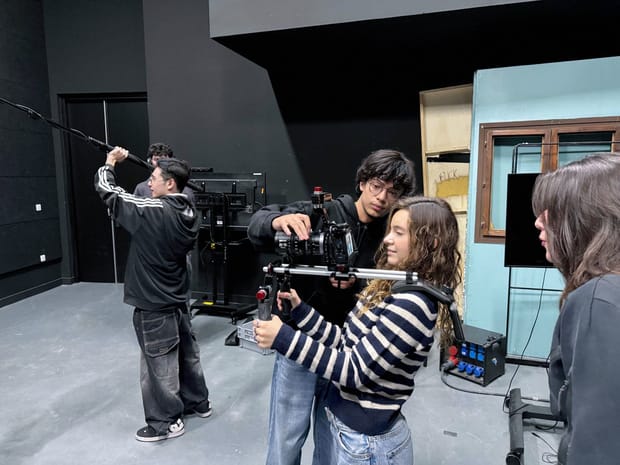 Tournage sur un plateau du campus EICAR Paris, caméra à l’épaule et perche