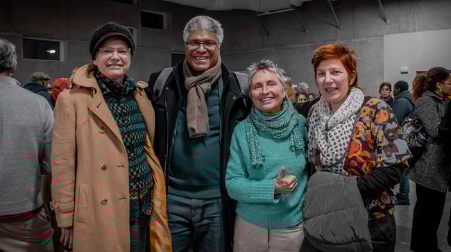 Les invités continuent les débats après la projection