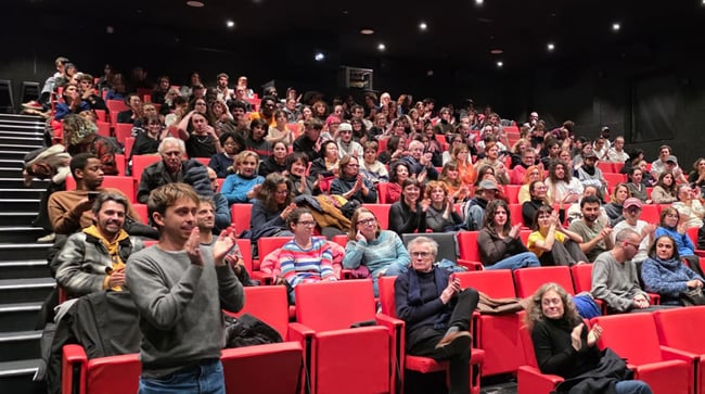 Projection en avant-première du film Les Enfants vont bien dans la salle de cinéma d'EICAR Paris