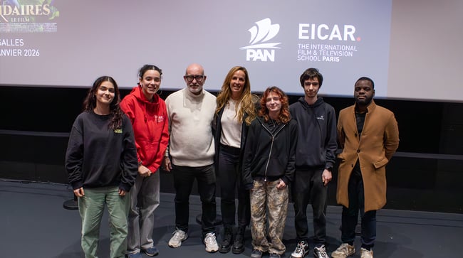 Le réalisateur et la productrice du film Les Légendaires avec des étudiants d'EICAR Paris