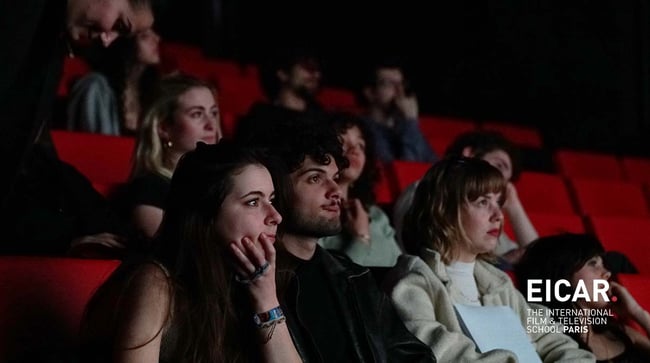 Projections de formats courts dans la salle de cinéma d'EICAR Paris