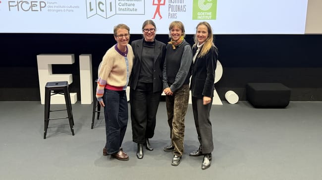Les quatre intervenantes de la Guest Lecture réunies sur la scène d’EICAR devant les logos du