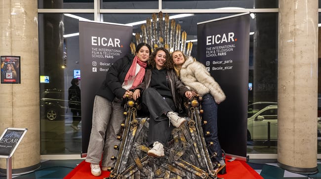 Des étudiantes adoptent la nouvelle décoration Game of Thrones du campus