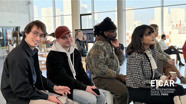Photo des étudiants EICAR présents au Petit-déjeuner du médiaClub avec Sarah Hemar, Directrice
