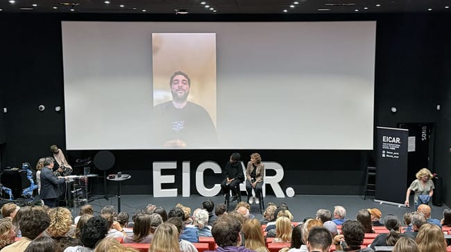 Mostafa El Kashef en duplex sur l’écran de la salle de projection d’EICAR