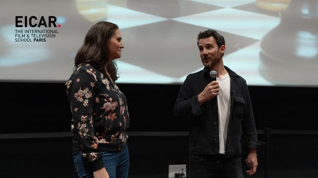 photo de François Julien Piednoir et Julie Torkomyan devant les étudiants EICAR