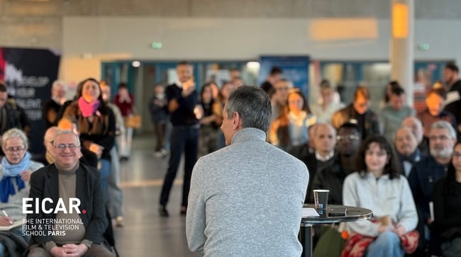 Photo de l'audience attentive écoutant le discours d'Abraham Goldblat à EICAR