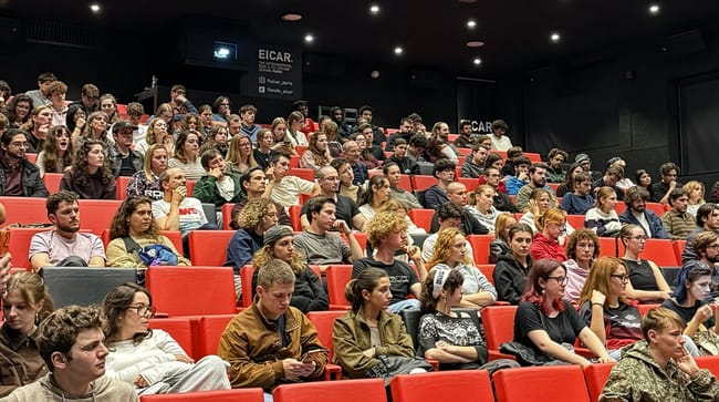 Les étudiants d’EICAR rassemblés dans les gradins de la salle de cinéma pour la Masterclass de