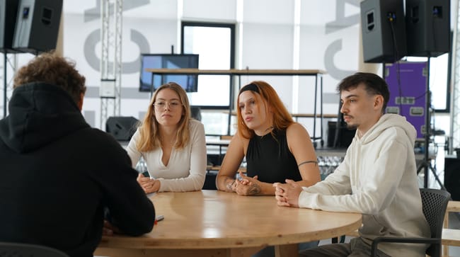 Photo étudiants échangeant au petit déjeuner personnalités du médiaClub