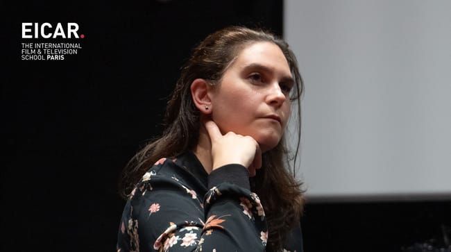 Photo de Julie Torkomyan devant les étudiants EICAR