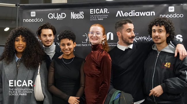 Invités à la soirée annuelle dédiée à l'inclusion dans l'audiovisuel devant le kakémono de l'évènement