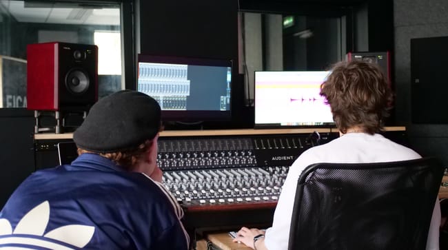 Deux étudiants au studio son d’EICAR Lyon, console Audient et enceintes Focal