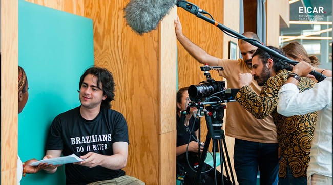 Des étudiants internationaux tournent leur projet audiovisuel sur le campus d'EICAR Paris