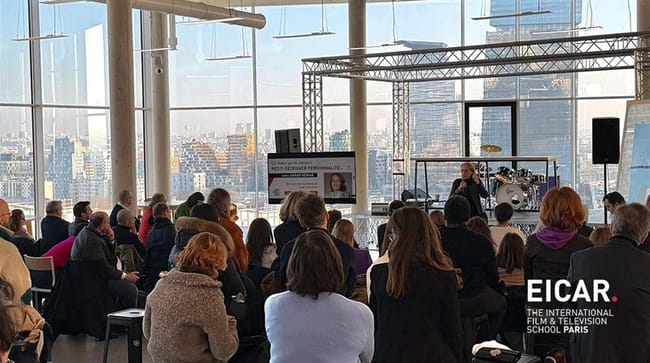 Photo de Sarah Hemar, Directrice de l'audiovisuel chez Unifrance, face à son public au petit-déjeuner
