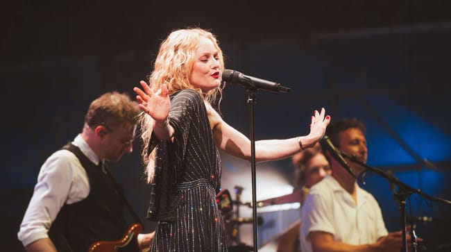 Vanessa Paradis sur la Grande Scène Icelandic, à la Corderie Royale. © Festival Sœurs Jumelles