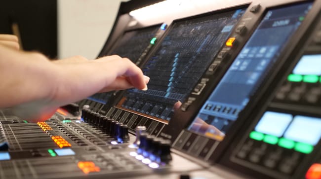 Écran tactile d’une console de mixage numérique à EICAR Lyon
