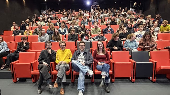 Rudi Rosenberg entouré des étudiants d’EICAR dans la salle de projection