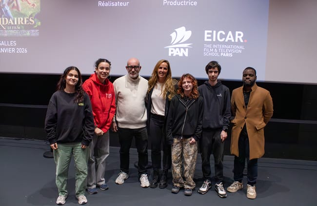 Le réalisateur et la productrice du film Les Légendaires avec des étudiants d'EICAR Paris