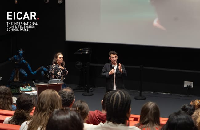 photo de François Julien Piednoir et Julie Torkomyan devant les étudiants EICAR