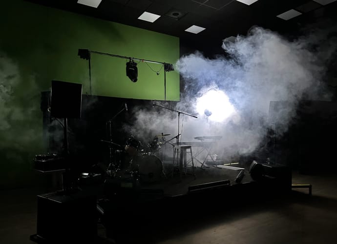 Scène de concert dans la fumée, batterie et projecteurs, à EICAR Lyon