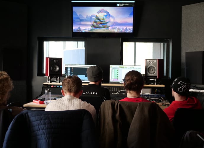 Étudiants en salle de mixage à EICAR Lyon