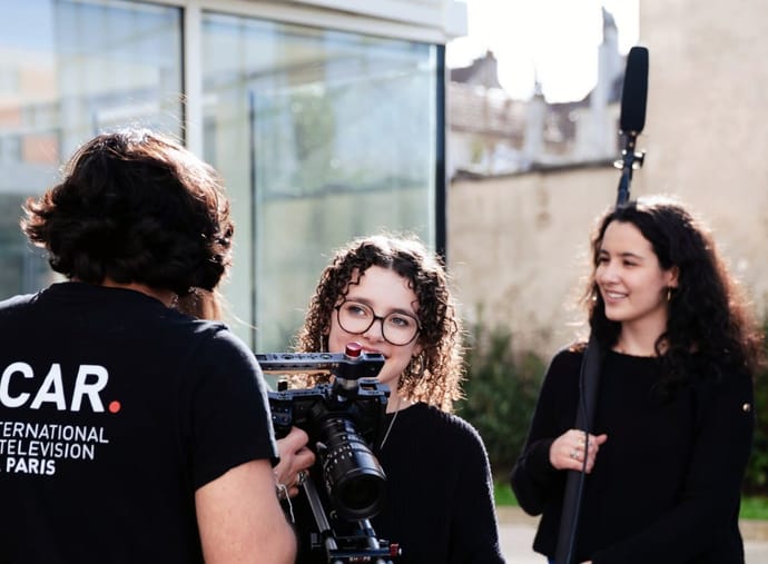 Tournage en extérieur avec une équipe EICAR Paris
