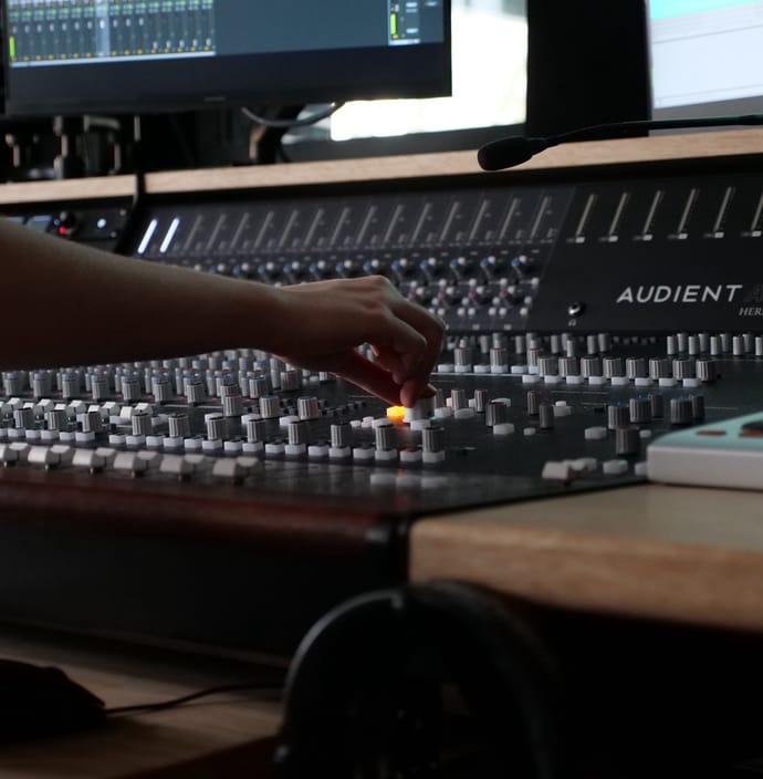 Réglage d’une console de mixage Audient au studio son d’EICAR Lyon