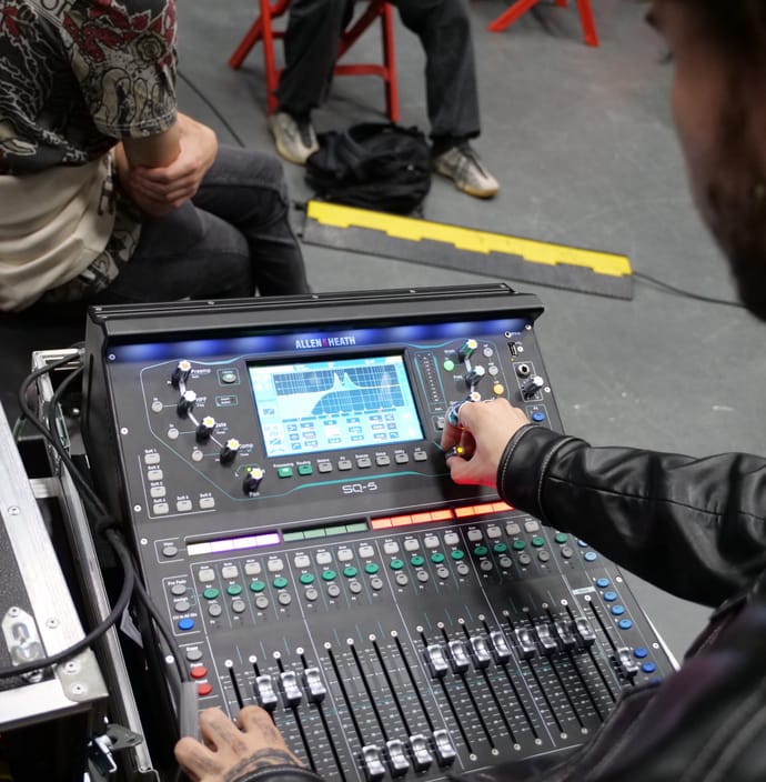 Étudiant réglant une console de mixage numérique lors d’un atelier réseau Dante à EICAR Lyon